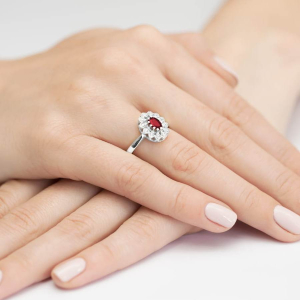 Złoty pierścionek z Rubinem 0,60ct i Diamentami złoto próby 585. W-0354R